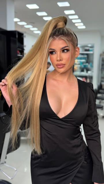 Clienta con cola alta muy larga y vestido negro