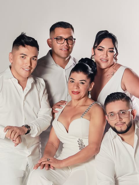 Equipo de William Herrera Peluquería vestido de blanco
