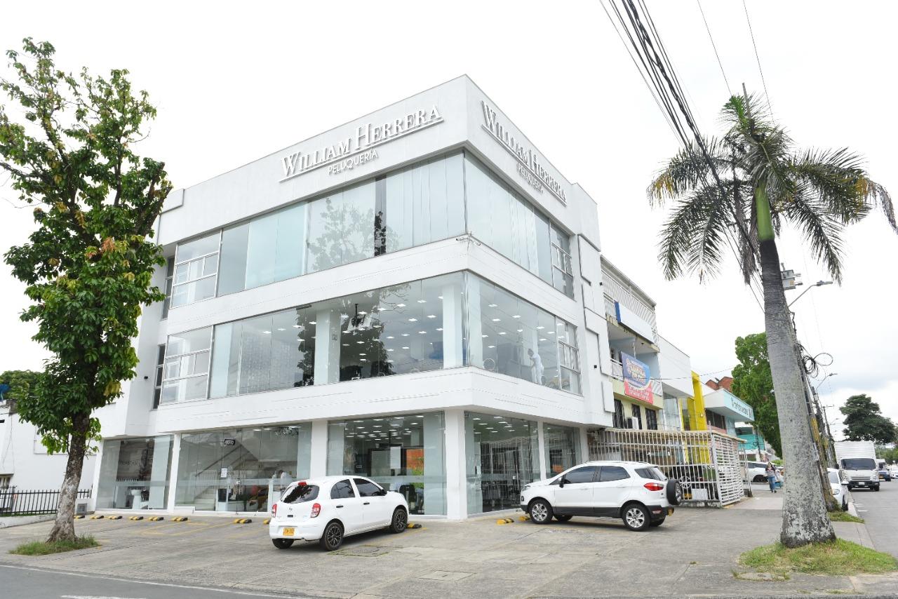 Fachada blanca de William Herrera Peluquería con letras plateadas